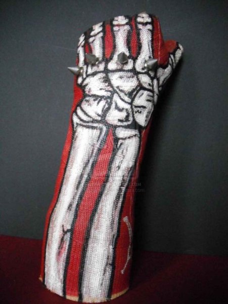 Перчатка ТАНОСА на гипсе