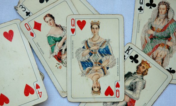 Человек с игральными картами