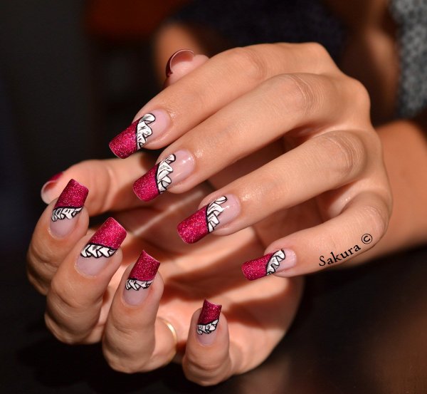 Красивый красный френч на ногтях