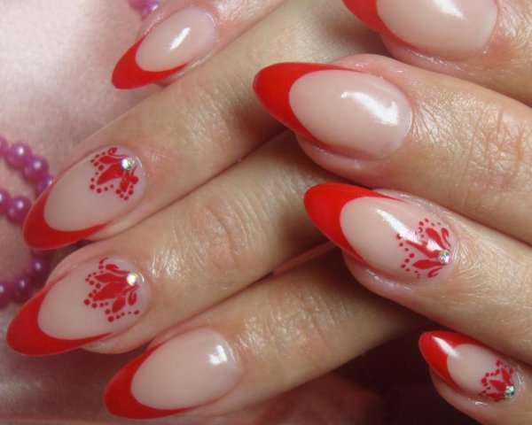 Красный френч на овальных ногтях