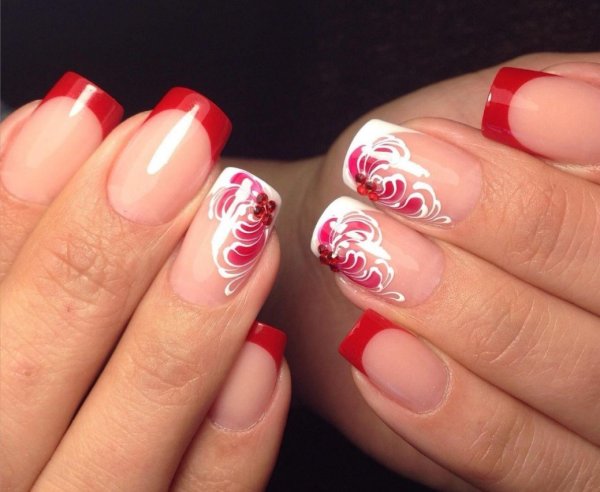 Красный маникюр с белым френчем