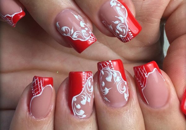 Французский маникюр с красным рисунком