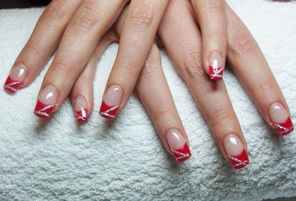 Красивый красный френч на ногтях