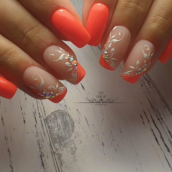 Французский маникюр с красным рисунком