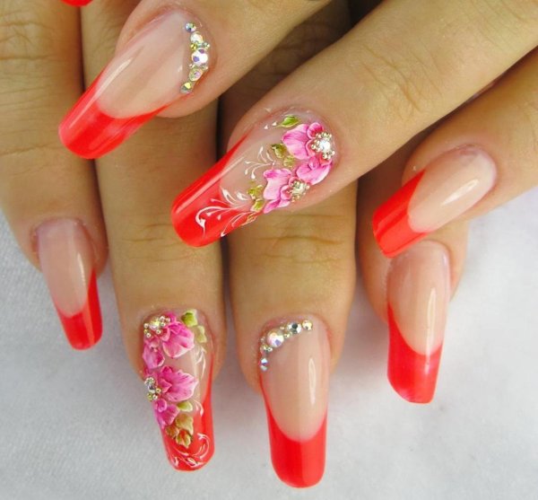 Коралловый френч на ногтях