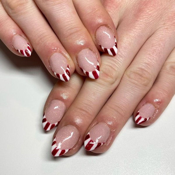 Красный френч на ногтях