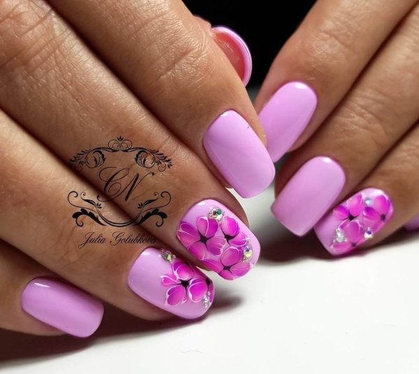 Маникюр розовый с цветами