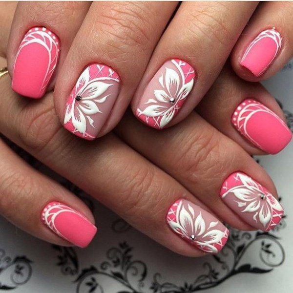 Розовые ногти с рисунком