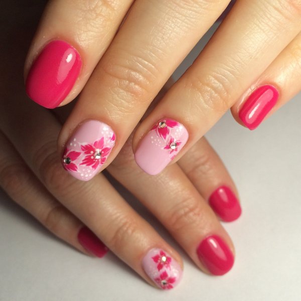 Яркий розовый маникюр