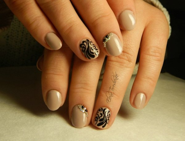 Маникюр в бежевых тонах с узором