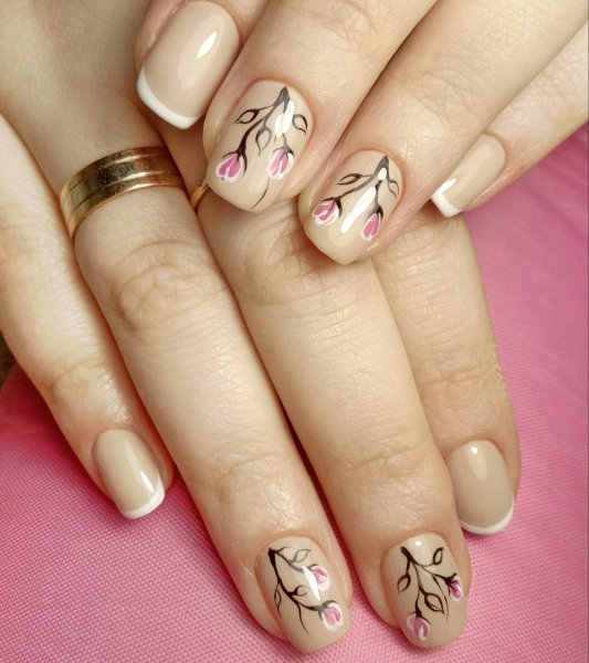 Маникюр бежевый с рисунком