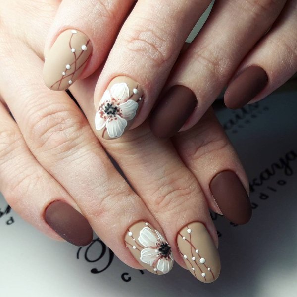 Бежевый маникюр с цветами