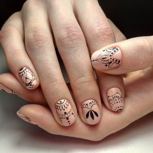 Ногти бежевые с рисунком
