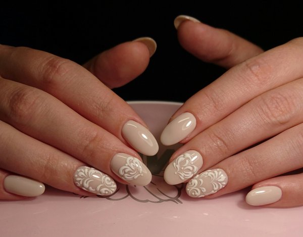 Свадебный маникюр бежевый