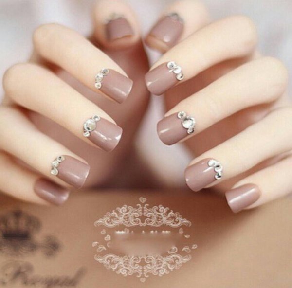 Французский маникюр в бежевых тонах