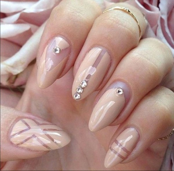 Ногти телесного цвета с цветами