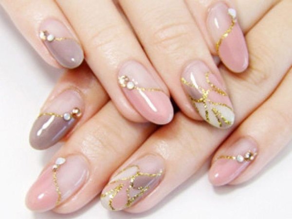 Весенний маникюр бежевый с золотом