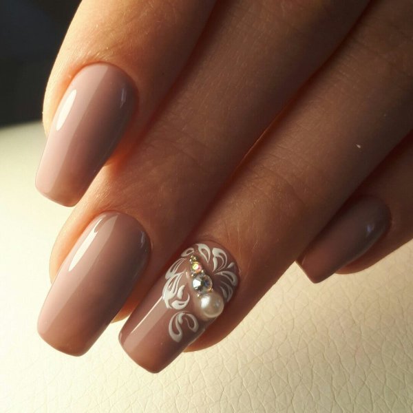 Маникюр бежевого цвета