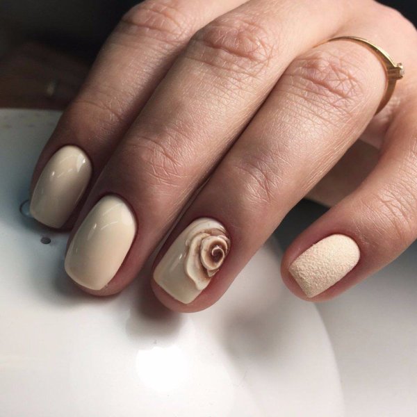 Бежевый маникюр