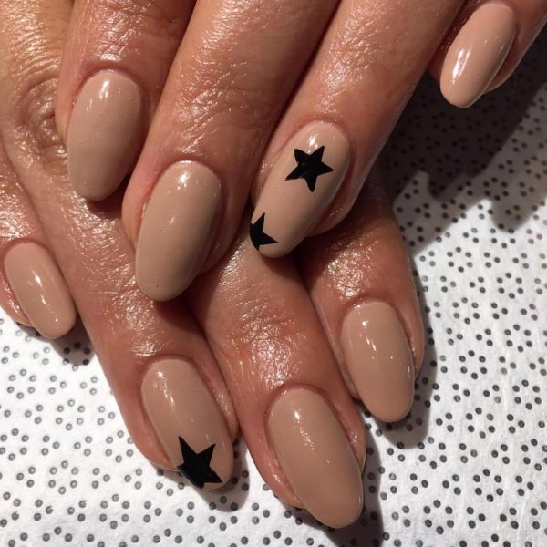 Красивый бежевый маникюр