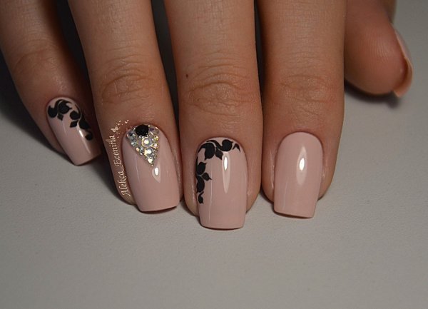 Бежевые ногти