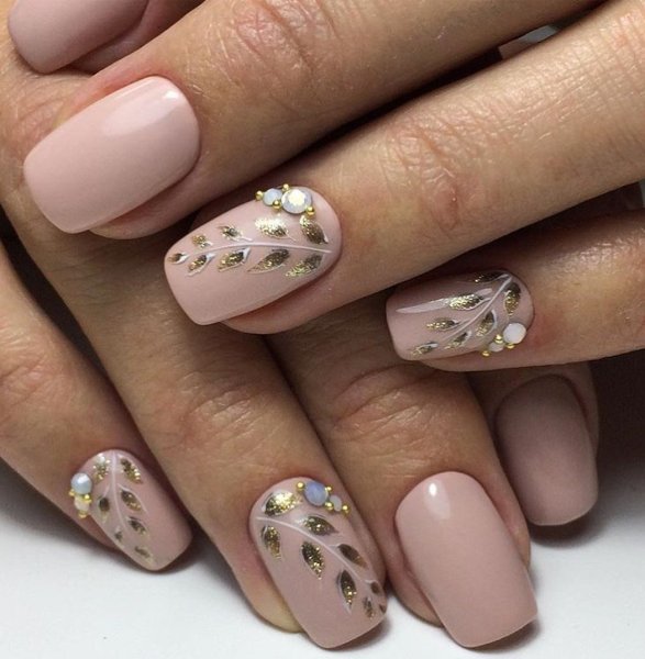 Несложный маникюр на короткие ногти