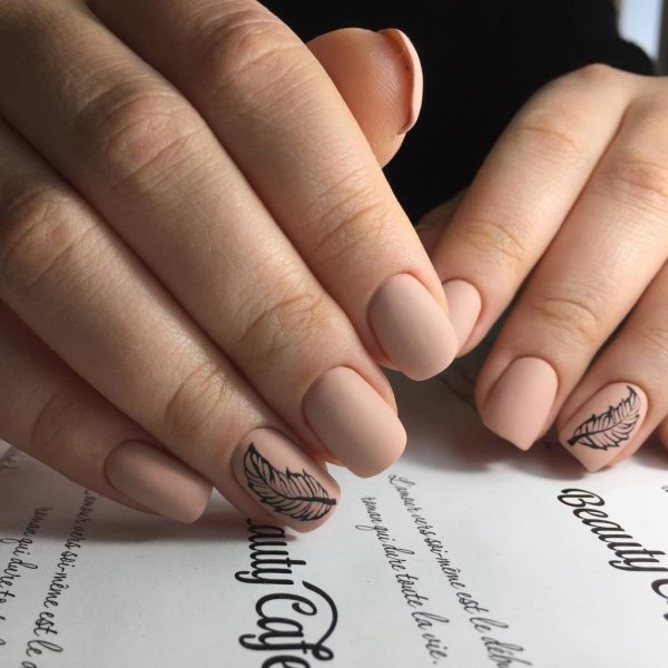 Бежевый маникюр