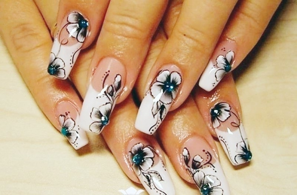 Маникюр с рисунком на кончиках ногтей