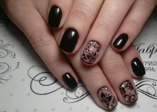 Маникюр на короткие ногти с черным рисунком