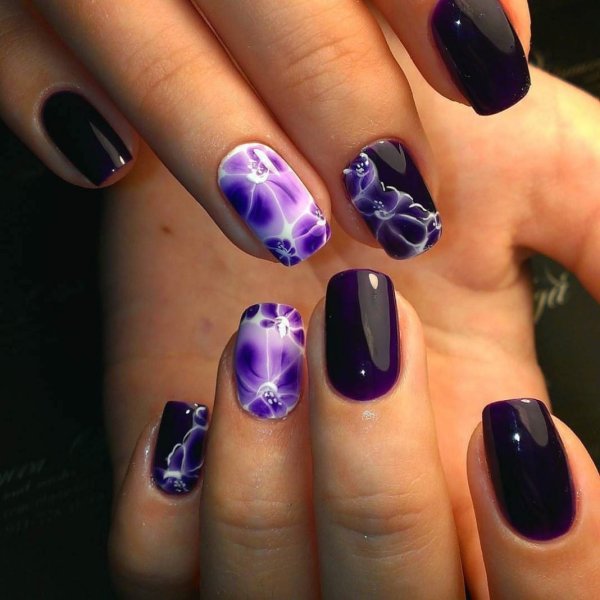 Тёмный маникюр на короткие овальные ногти