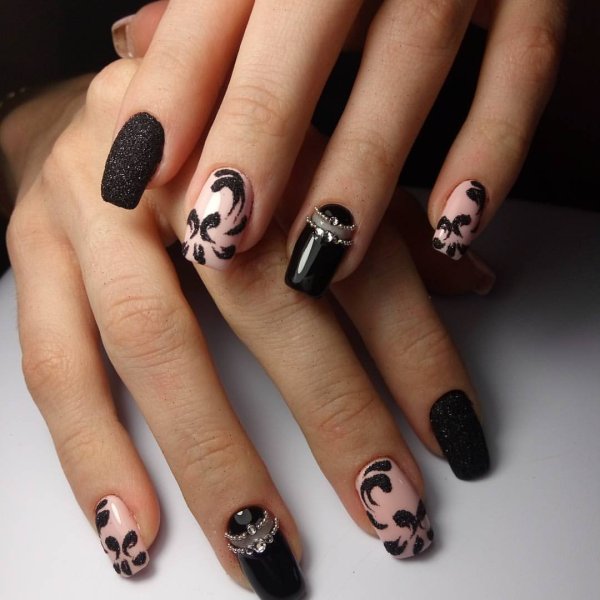 Черно белый маникюр