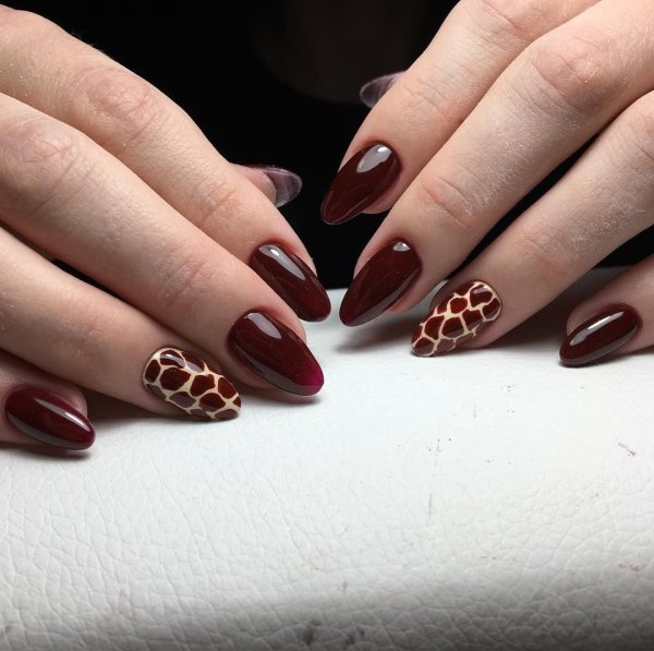 Маникюр марсала миндаль