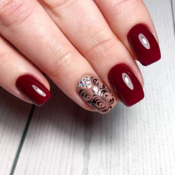 Бордовый маникюр