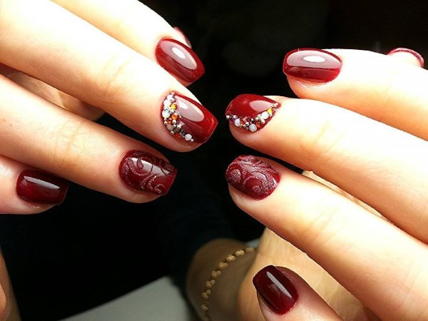Красивый бордовый маникюр на короткие ногти