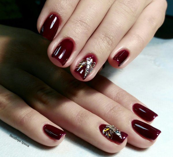 Маникюр 2022 бордо вишня