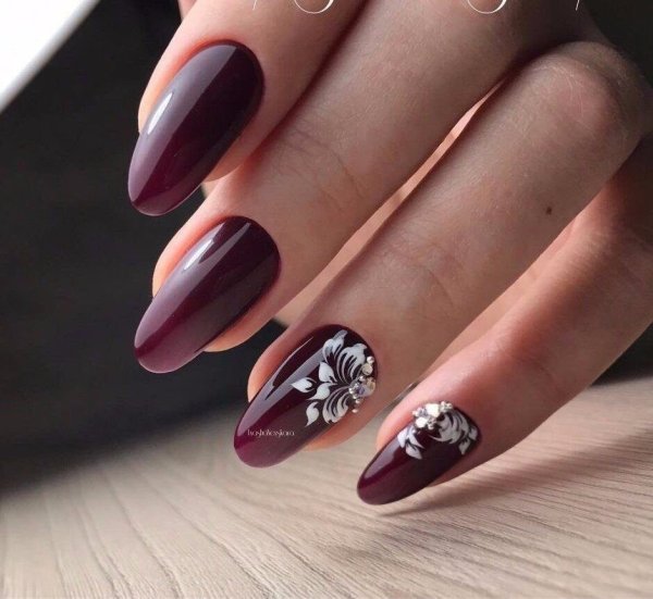 Маникюр бордовый френч с белым рисунком