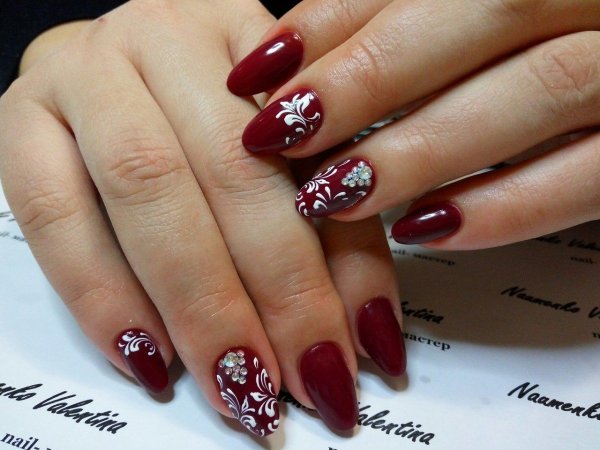 Ногти бордовые с узором