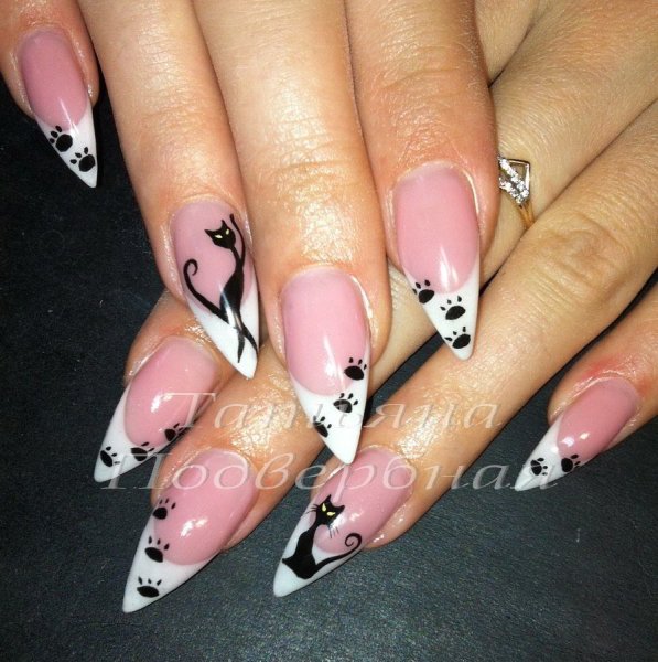 Маникюр французский с рисунком на острые ногти