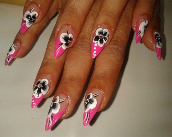 Яркий френч с узорами на острых ногтях