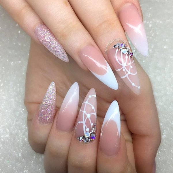 Белый френч на острых ногтях