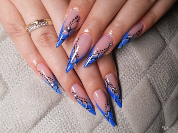 Белый френч на острых ногтях