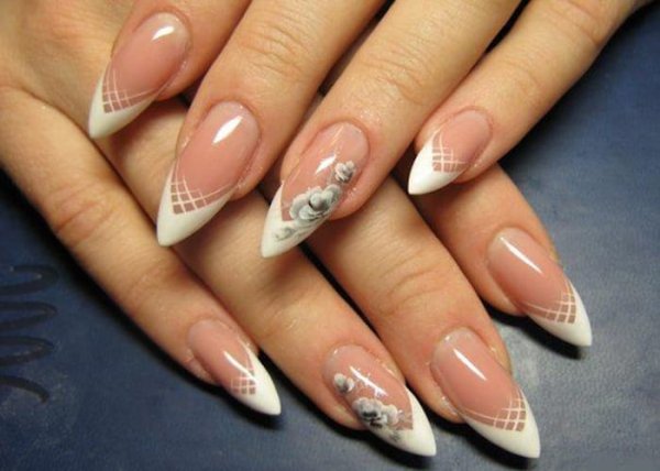 Красный френч на острых ногтях