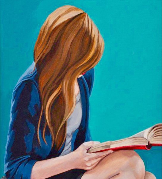 Девушка читает книгу