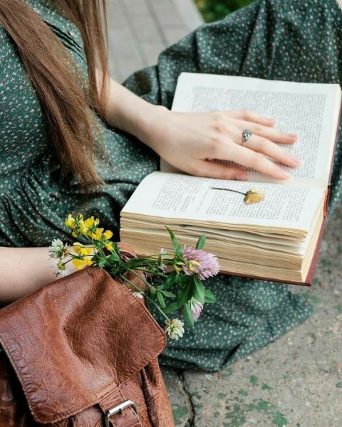 Парень с книжкой арт