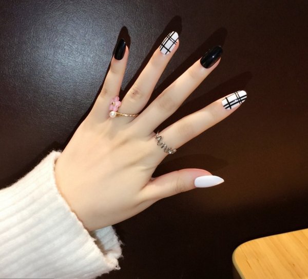 Черные ногти миндаль