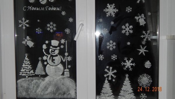 Новогодние узоры на окнах зубной пастой