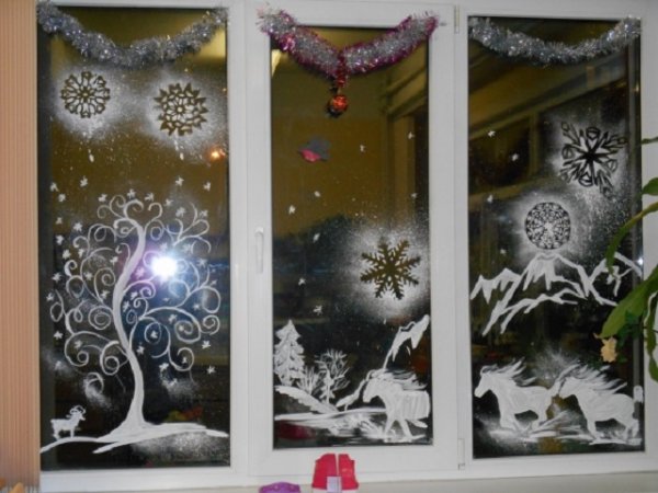 Новогодние узоры на окнах зубной пастой