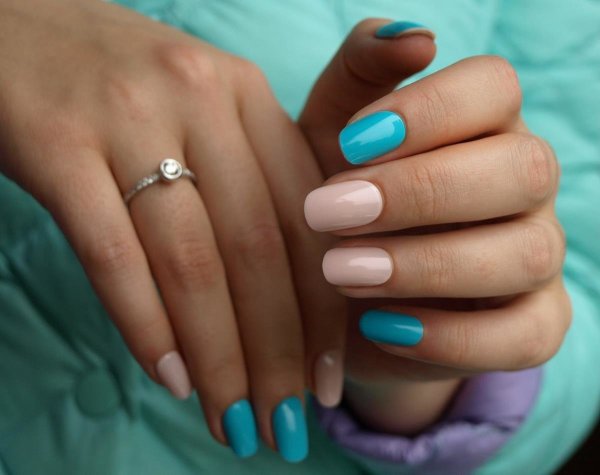 Маникюр с бирюзовым лаком