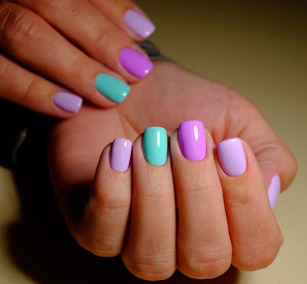 Летний маникюр однатон