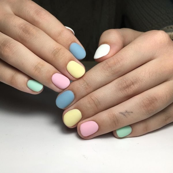 Летний маникюр разноцветный
